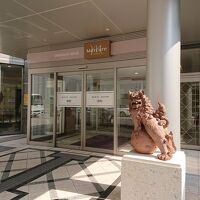 シーサーがお出迎え、駅からすぐ