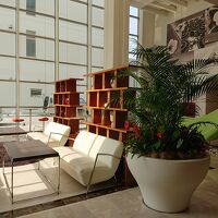 明るいフロント・ロビー