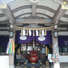 大鳥神社の本社殿です。地域の方々が多く集まり、信仰の的です。