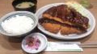 夕食でわらじとんかつ定食をいただきました