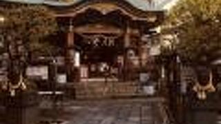 朝、狐の像あり