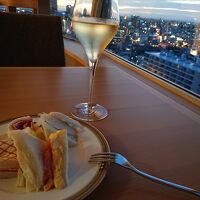 日暮れのクラブラウンジ