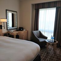 小さいテーブルとデスクあり