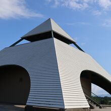 結構、目立つ建物がポツンと建っています