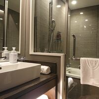 バスルームは明るくてほっとする