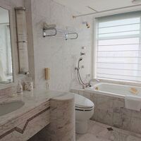 白いバスルームは明るくて気持ちよい