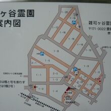 雑司ヶ谷霊園は、整然とした区画に区分され、多くの墓があります