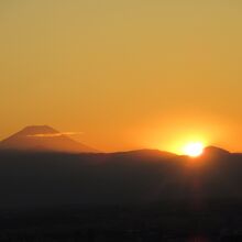 富士山と夕日。シティビューの回廊から