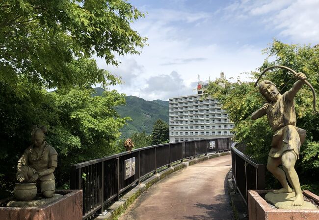 長い橋を渡りましょう。