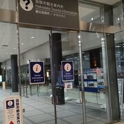 駅構内で便利。スタッフにより接客が大きく異なる。