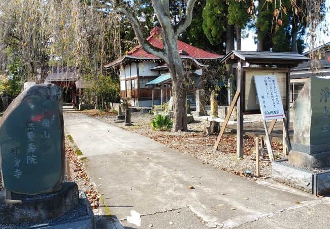 赤い山門が印象的な寺院