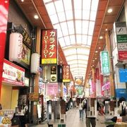 大阪らしい色のついた商店街・・歩く人は多いけど、皆が買い物しているわけではない・・