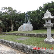 オヤケアカハチの像