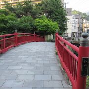 赤い欄干の小ぶりな橋