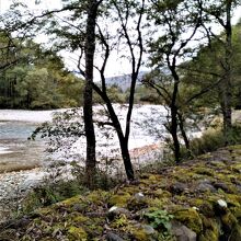 河原に降りて清流に触れることができる場所