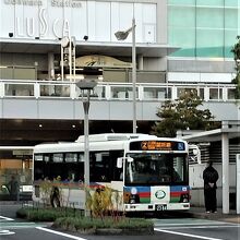 小田原駅前のバス停にて