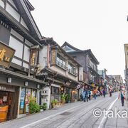 参道の両脇に多くの店が建ち並んでいて賑やかな雰囲気です。