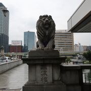 橋の袂のライオン像