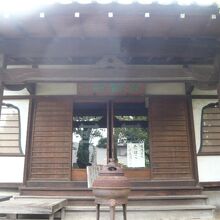 雑司ヶ谷の日蓮宗宝城寺の本堂です。静かな環境にあるお寺です。