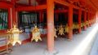 朱色の建物と釣灯篭