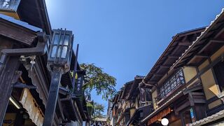 瓦屋根の日本家屋が建ち並ぶ