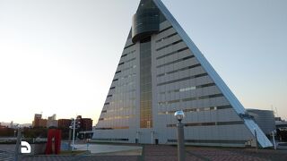 三角形の建物が目を引くシンボル的施設