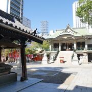 都心の神社。