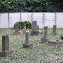 大塚先儒墓所には、６４基の儒学者等の墓石があります。多いです