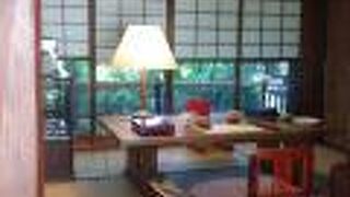 36歳で建てた自宅。庭には植物がたくさんあり、四季を感じることができる。