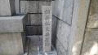 難波神社の敷地の隅っこに。