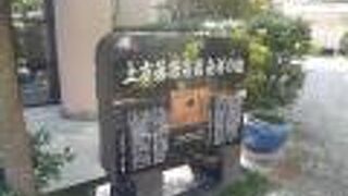 関西弁の落語。