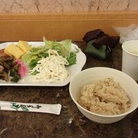 無料朝食ですが、充実しています。