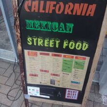 メキシコ料理店にしかみえない看板