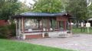 湖畔を眺めながら入れる足湯