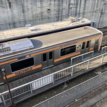 駅ではない感じ　電車に八王子と書いてあるけど何線なんだろう？