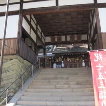 石段を上ってお参り