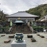 鳶尾山麓の「花の寺」