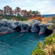 エメラルドグリーンの海の断崖絶壁にぽっかりと空いた海蝕洞窟は絶景です