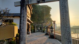 朱塗りの竜宮門のある伊万里神社は境内にお菓子の神様中嶋神社もありました