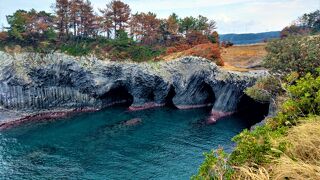 エメラルドグリーンの海の断崖絶壁にぽっかりと空いた海蝕洞窟は絶景です