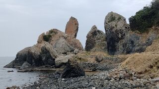 九州のサーフィン発祥の地と呼ばれるサーフスポットにある高さ30ｍもあるツインの巨石