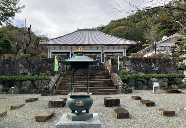 鳶尾山麓の「花の寺」