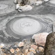 熱泥が噴き出している