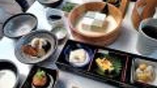 趣きのある日本画家旧宅で豆腐料理が味わえます