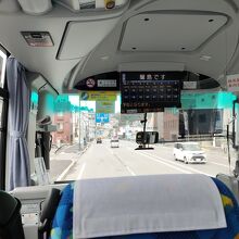 小樽駅を出発したバス車内。