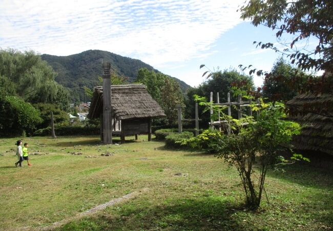 縄文時代住居の再現されてます。