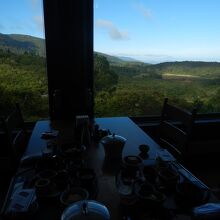 レストランの大きな窓からは鳥海山が見えることも。