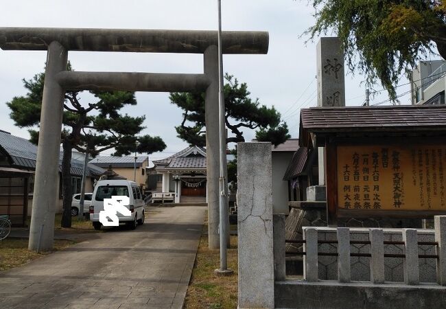 住宅街の中にある小さな神社