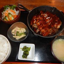 天馬名物「わらじ定食」、なにしろ豪快で濃厚な北海道の味
