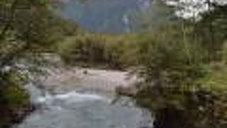 上高地の梓川ほとりの遊歩道